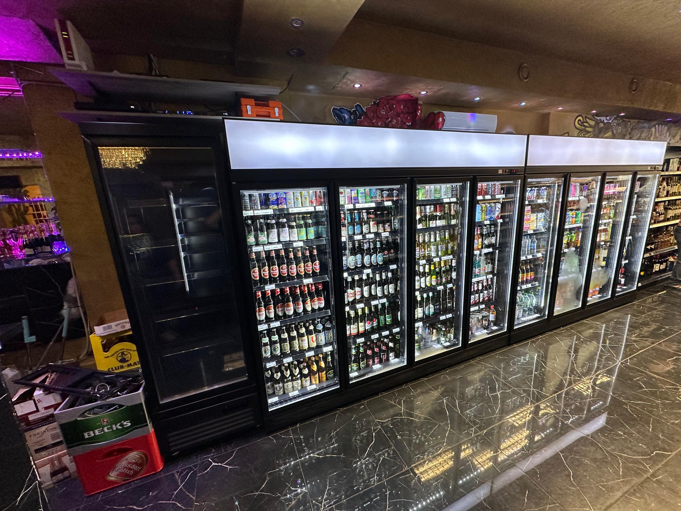Getränkekühlschrank aufgestellt im Kiosk / Späti