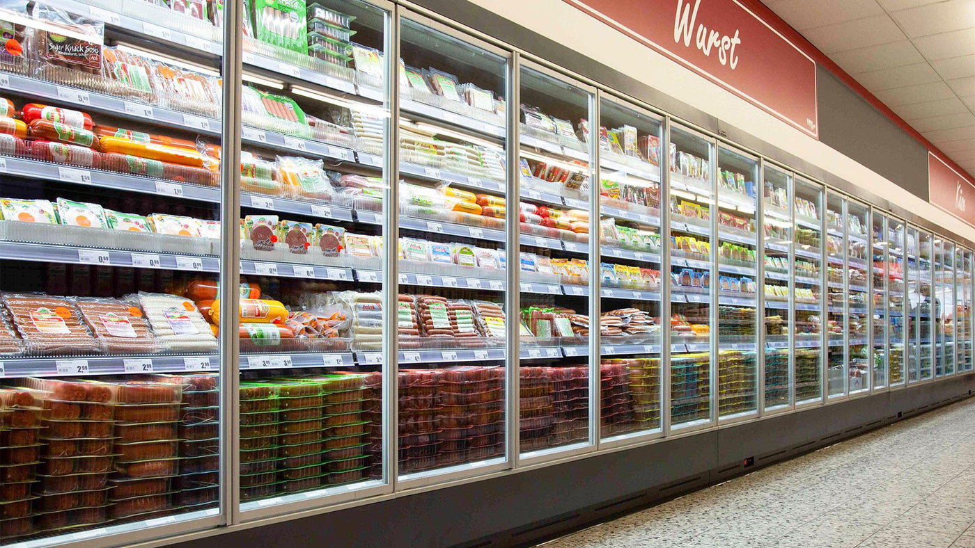 Kühlregal aufgestellt in einem Supermarkt