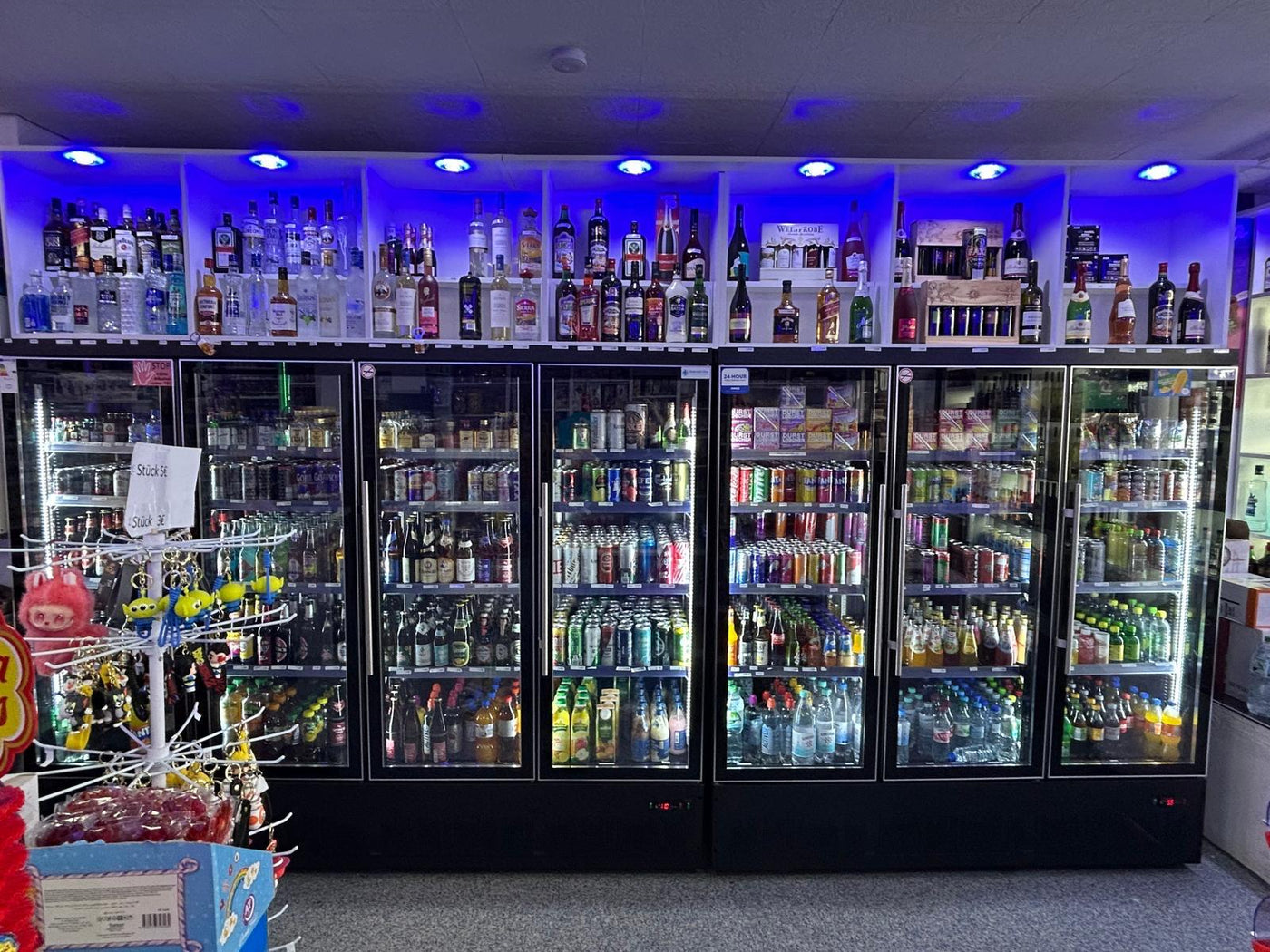 Glastürkühlschrank aufgestellt in einem Kiosk