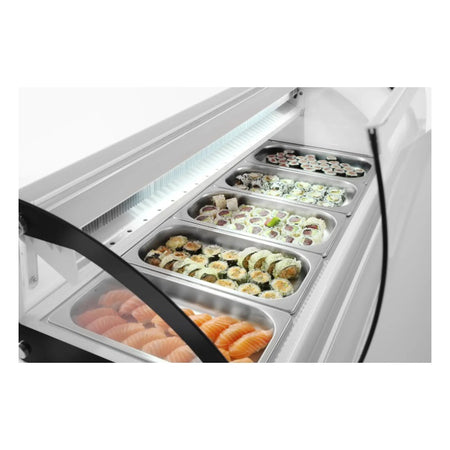 Sushikühlvitrine mit Sushi offen